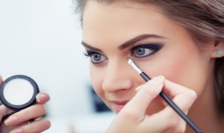 新手基础眼妆教程（新手基础眼妆教程图片）