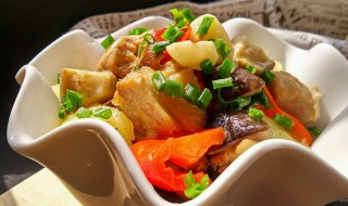 香菇土豆鸡块煲怎么做 香菇土豆鸡块煲怎么做好吃