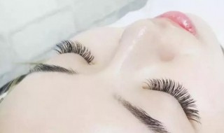 睫毛胶水怎么卸(没有卸胶水自己在家怎么卸睫毛)