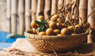 新鲜桂圆的吃法（新鲜桂圆的吃法和功效）