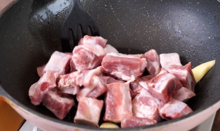 排骨怎么炖香（排骨怎么炖香菇）