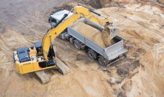 挖机挖泥塘怎么挖(挖机挖泥土)