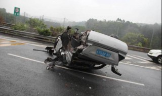 车辆侧翻怎么自救（车辆侧翻怎么自救视频）