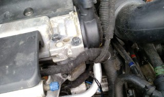 xc90电瓶负极在哪里（老款沃尔沃xc90电瓶正负极位置）