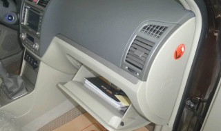 吉利帝豪718储物盒怎么按（吉利帝豪718保险盒说明）