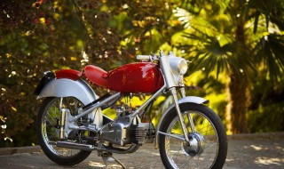 125摩托车侧盖怎么拿下来（125摩托车边盖拆卸视频）