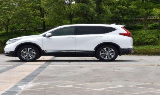 发动机下护板有油渍是什么原因（发动机下护板有油渍是什么原因造成的）