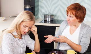 婆婆对儿媳什么都拒绝怎么办 婆婆百般嫌弃儿媳妇该怎么办