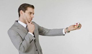 男人穿什么比较吸引女人注意力（男人穿什么比较吸引女人注意力呢）