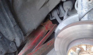 锐志千斤顶顶哪个位置 锐志的千斤顶放在哪里