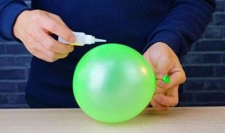 手被胶水粘住了应该怎么解决 手被胶水粘住了应该怎么解决呢