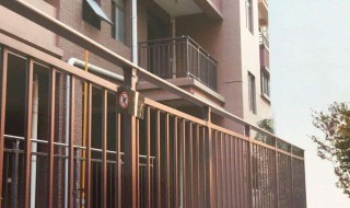 阳台是墙体好还是玻璃围栏好（阳台是墙体好还是玻璃围栏好呢）