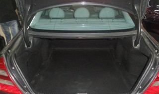 奔驰e240没电后备箱怎么开 奔驰e240没电后备箱怎么开门