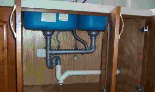 牛奶倒到下水道里面发臭了怎么办 牛奶倒进下水道会堵吗