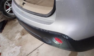 逍客后保险杠塑料撞了怎么修（逍客后保险杠塑料多少钱）