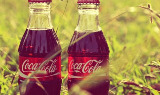 可乐撒白衣服上能洗掉不 可乐撒白衣服上有颜色吗