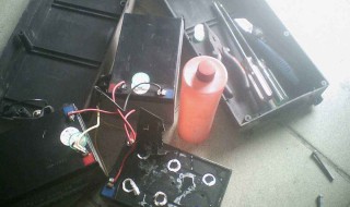 电瓶车电瓶鼓包怎么换壳（电动车电瓶鼓包怎么拿出来）