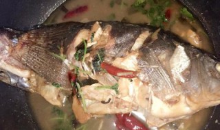 在锅里炖鱼翻鱼小技巧（炖鱼如何翻面）