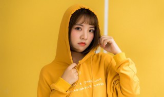 不让紧身上衣往上跑窍门（怎么把紧身的衣服调松）