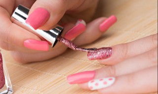 指甲油整手上怎么洗掉小窍门(指甲油弄手上怎么去除)