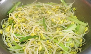 西芹炒银芽（西芹炒银耳功效与作用）