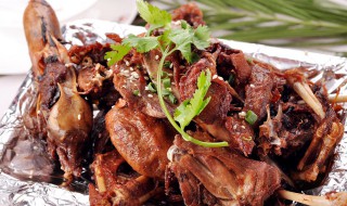 手撕烤鸭怎么做才酥(手撕烤鸭怎么做的)