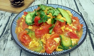 黄瓜西红柿炒鸡蛋怎么炒好吃（黄瓜西红柿炒鸡蛋怎么炒好吃又简单）