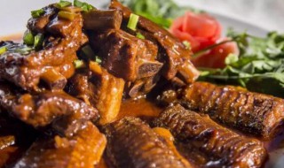 排骨炖带鱼 排骨炖带鱼是东北菜