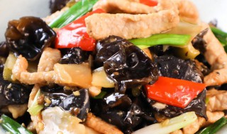 酸辣木耳炒瘦肉（酸辣椒炒木耳肉丝）