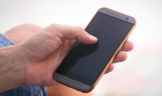 插上耳机自动播放音乐是怎么回事 荣耀手机插上耳机自动播放音乐是怎么回事