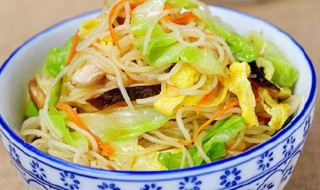 酸辣白菜猪肉鸡蛋米粉（酸辣白菜猪肉炖粉条）