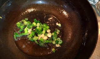 炒菜永久不粘锅小窍门（怎样炒菜不粘锅）