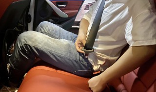 科二戴安全带的正确方法（科目二考试安全带怎么系）