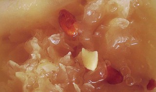 秋梨银耳莲子羹（银耳莲子梨羹的做法）