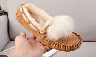 羊皮毛怎么清洗和保养（羊皮毛脏了怎样清洗不硬）