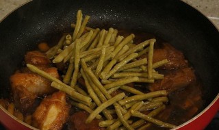 酸豇豆炖排骨教程（酸豇豆炖排骨教程窍门）