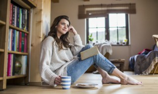 牛仔裤穿法小技巧（牛仔裤咋穿好看）