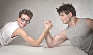 小孩子掰手腕必胜技巧（小学生掰手腕）