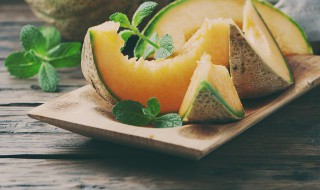 哈密瓜配脆皮柿子能一起吃吗(脆柿子和哈密瓜能一起吃吗)