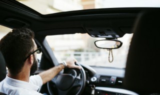 梦见车翻了是什么预兆 梦见车翻的意思