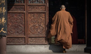 释迦摩尼像左右普萨分别是哪两位(释迦摩尼像左右普萨分别是哪两位神)