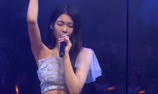 弹簧的长裙蓬松的头发完整 弹簧发型