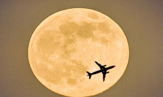 超级月亮是什么颜色的（超级月亮是红色的吗）