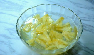 没有泡盐水的菠萝隔夜能吃吗（没有泡盐水的菠萝隔夜能吃吗有毒吗）