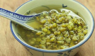 绿豆汤里面可以加什么（绿豆汤里面可以加什么药材）