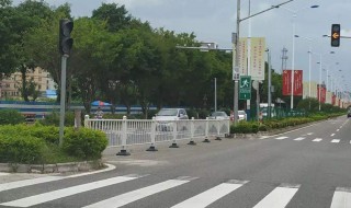 红绿灯五十米处能掉头吗 红绿灯五十米内停车罚款扣分吗