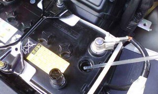 轿车骆驼电瓶加水该如何打开 轿车骆驼电瓶加水该如何打开呢