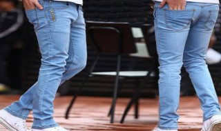 淡蓝色裤子搭配什么颜色的衣服好看?（淡蓝裤子配什么颜色上衣）