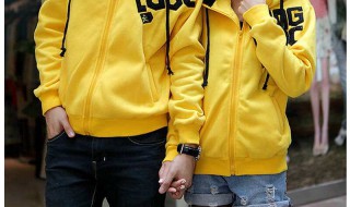 黄色卫衣配什么外套（黄色卫衣配什么外套好看）