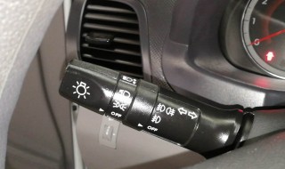 现代瑞纳大灯左右高度不一致怎么调 现代瑞纳大灯左右调节螺丝在哪里